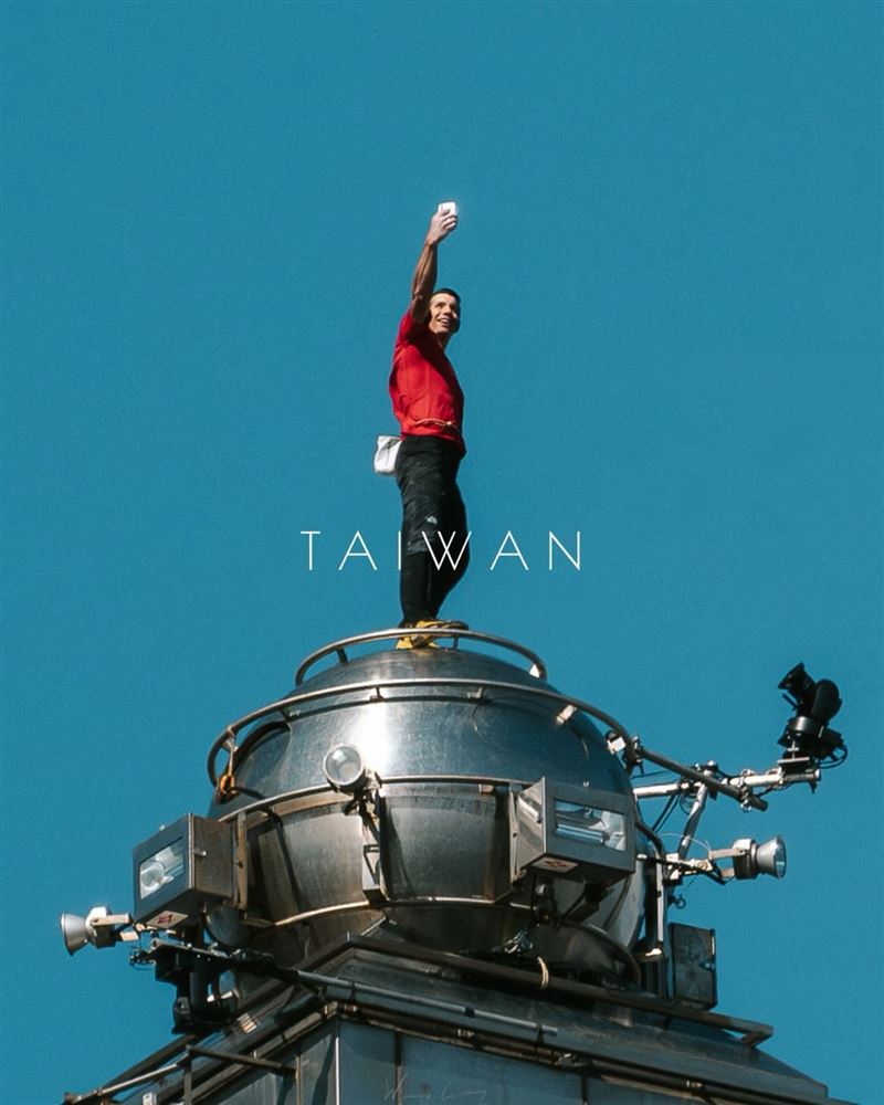 霍諾德Alex Honnold登頂台北101成功時摸的避雷針是【恆豐環球】公司做的。董事長黃今回憶當時：全家、全公司大叫，好驕傲、好開心、好狂喜。（圖／翻攝自《賈永婕的跑跳人生》臉書）