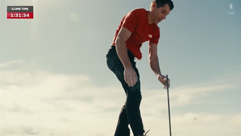 霍諾德Alex Honnold登頂台北101成功時摸的避雷針是【恆豐環球】公司做的。董事長黃今回憶當時：全家、全公司大叫，好驕傲、好開心、好狂喜。（圖／翻攝自Netflix Sports）