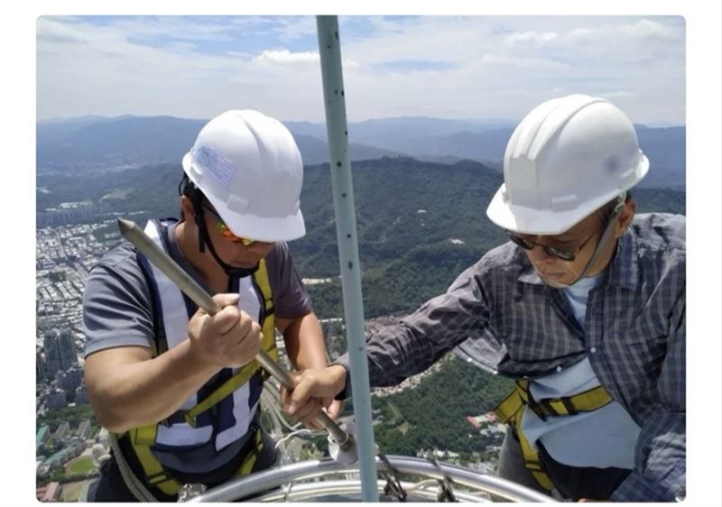 霍諾德Alex Honnold登頂台北101成功時摸的避雷針是【恆豐環球】公司做的。董事長黃今回憶當時：全家、全公司大叫，好驕傲、好開心、好狂喜。（圖／翻攝自Netflix Sports）（圖／恆豐環球股份有限公司提供）