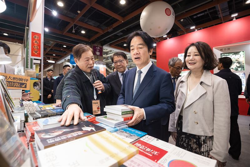 總統賴清德出席2026台北國際書展，逛展並挑選書籍結帳（圖／總統府提供）