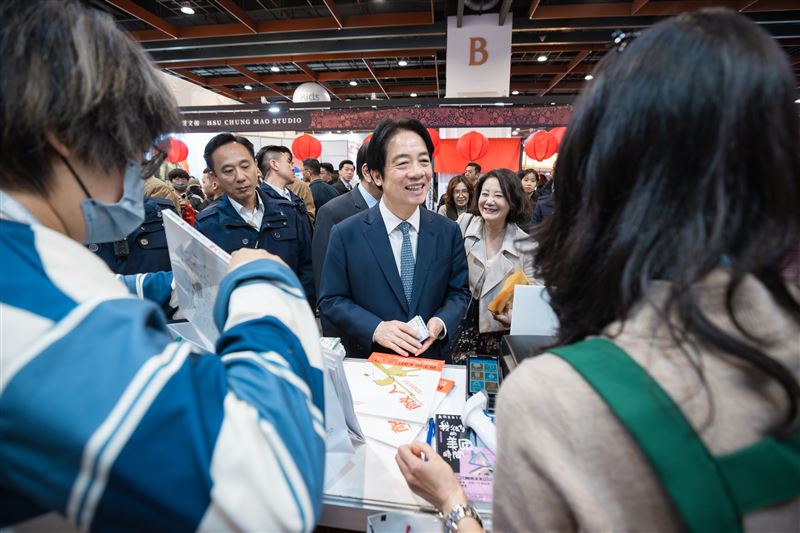 總統賴清德出席2026台北國際書展，買了三本繪本《敵人》（圖／總統府提供）