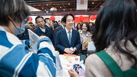 總統賴清德出席2026台北國際書展，逛展並挑選書籍結帳（圖／總統府提供） 