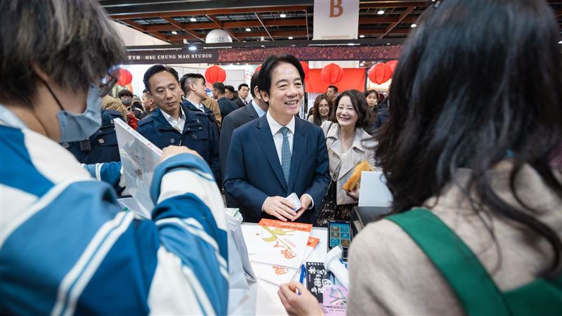 賴清德逛國際書展血拼 「這書」狂買三本