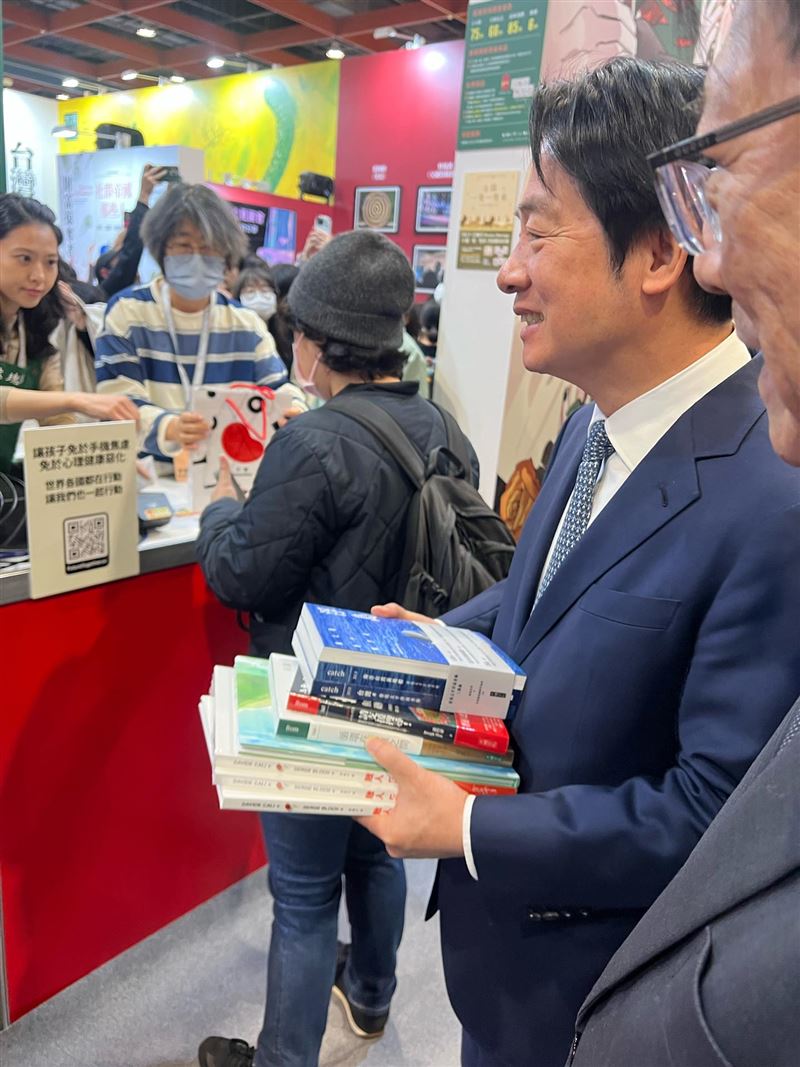 吳思瑤笑虧賴清德，看到喜歡的書「開心得像個孩子」。（圖／翻攝自Threads @wusuyao541）
