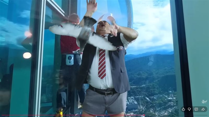 節目中還合成保全爬台北101制止霍諾德危險行為，遭鴿子攻擊墜樓，笑翻全場。（圖／翻攝自YT@JimmyKimmelLive）