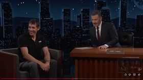 徒手征服台北101！「攀岩之神」霍諾德《吉米夜現場》，親揭驚心瞬間。（圖／翻攝自YT@JimmyKimmelLive）