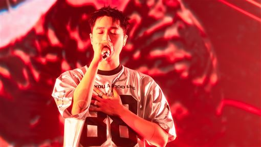 周湯豪流感未康復就上工　比莉說話了