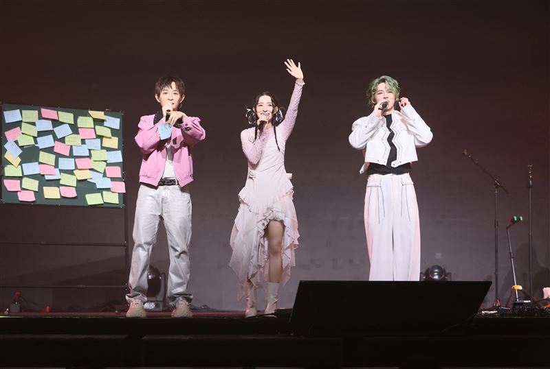 「南拳媽媽」詹宇豪(左起)Lara梁心頤、AJ張傑推出新作。(圖/喜鵲娛樂提供)