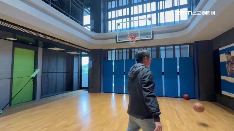 謝典霖近日接受財經網紅採訪，開箱豪宅，挨批炫富