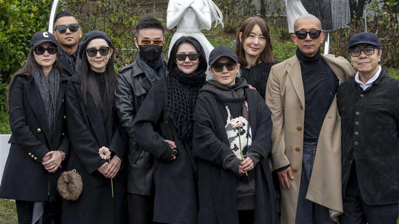 吳佩慈(左起)、黑人陳建州、范瑋琪、許雅鈞、小S、范曉萱、賈永婕、具俊曄、蔡康永。(圖/經紀公司提供)