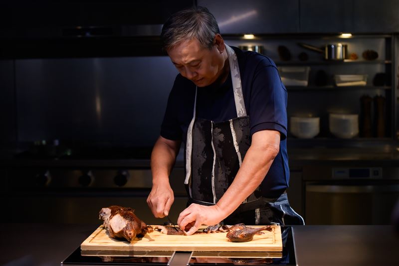 李崗耐心執著誕生「李家宴」，鴨皮破了就不賣。（圖／李家宴提供）