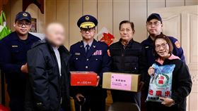淡水警分局長謝明杰（左3）與鄞山寺主委練瑞銘（右3）贈送物資給獨居長輩。（圖／翻攝畫面）