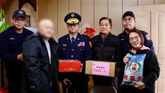 淡水警攜手鄞山寺送暖　關懷獨居長者過年