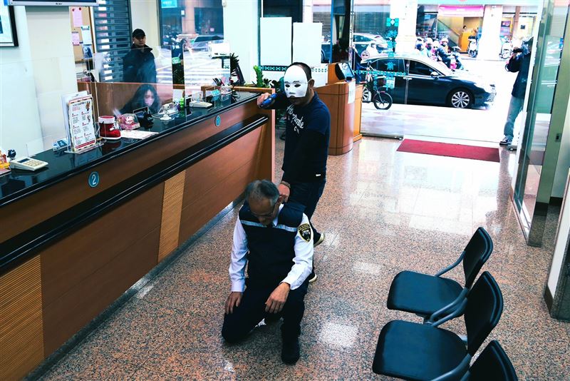 模擬歹徒行搶過程。（圖／翻攝畫面）