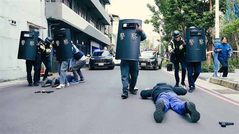 現場出動50名警力，透過實地、實警、實境的演練，強化警方臨場反應與跨單位協作能力。（圖／翻攝畫面）