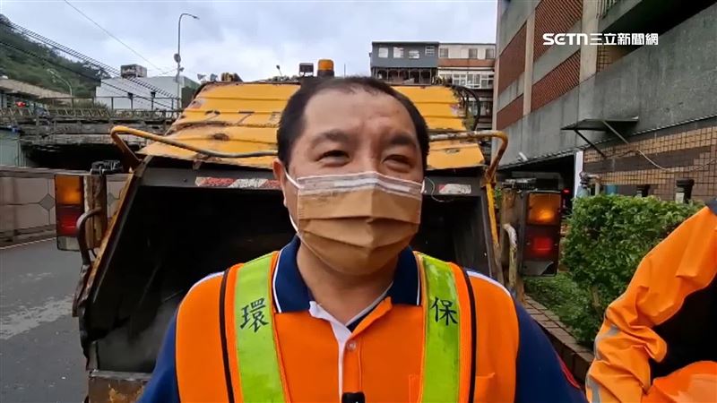 還好清潔隊員細心發現，才將市值130萬的黃金尋回