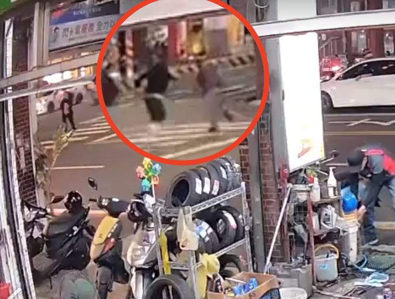 台南市南區金華派出所附近發生隨機砍人事件，3人受傷送醫。（圖／翻攝畫面）