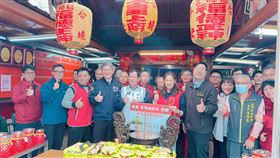 新北市政府消防局長陳崇岳與復興福德宮許碧玲主委等人合影留念。（圖／翻攝畫面）