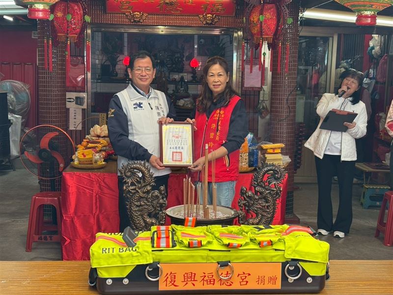 消防局長陳崇岳頒發感謝狀給予復興福德宮主未許碧玲。（圖／翻攝畫面）