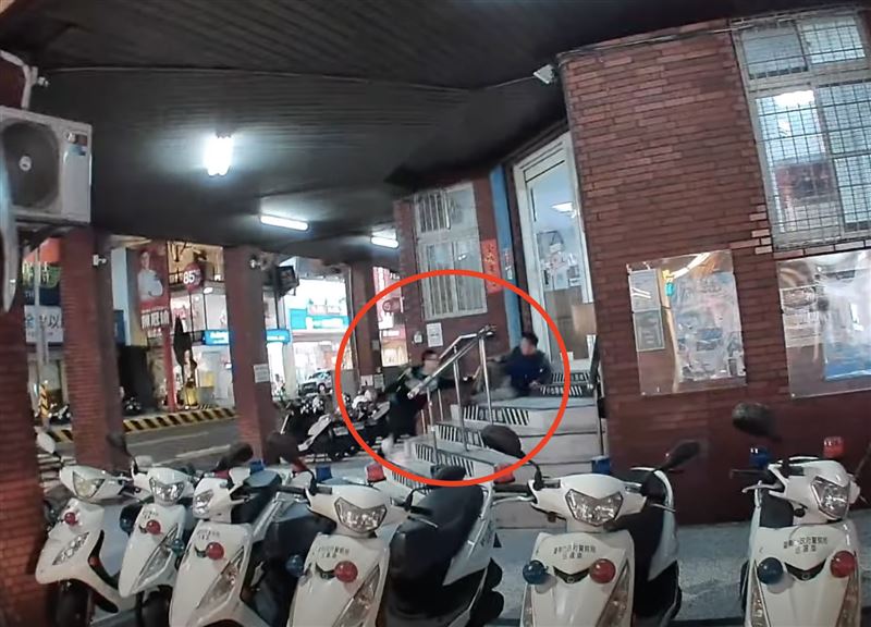 嫌犯殺紅眼，追殺到派出所前還在刺。（圖／翻攝畫面）