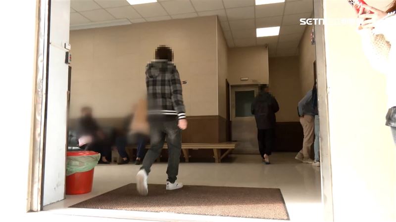 女童的父親和姑姑即便一氧化碳中毒不舒服就醫，仍在下午來到殯儀館