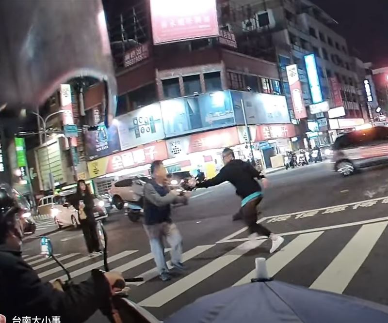 黑衣嫌犯鎖定背心男攻擊。（圖／翻攝自《台南大小事》）