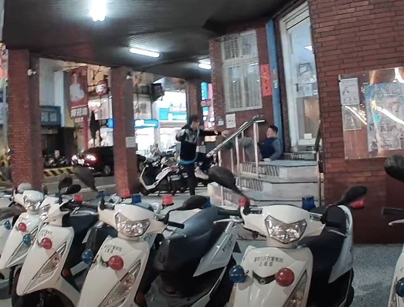 背心男衝到派出所求救，員警衝出來壓制嫌犯。（圖／翻攝自《台南大小事》）