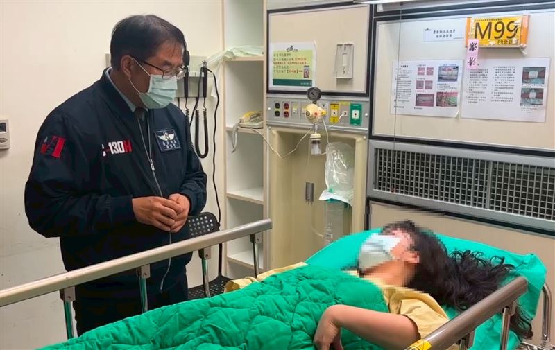 台南市長黃偉哲到醫院探視傷者。（圖／翻攝畫面）