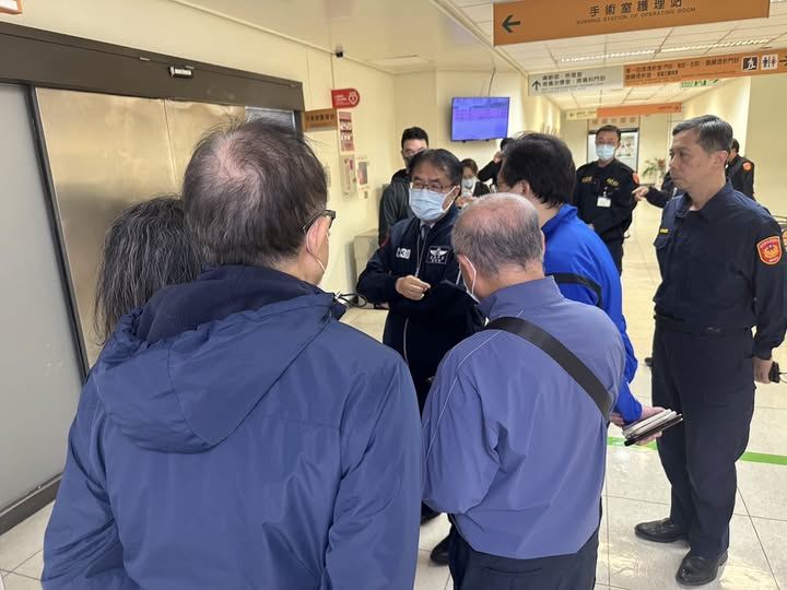 台南市長黃偉哲跟警方和家屬了解案情。（圖／翻攝自黃偉哲臉書）
