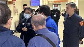 台南市長黃偉哲深夜到醫院探視傷者、了解案情。（圖／翻攝自黃偉哲臉書）