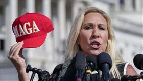 前共和黨籍聯邦眾議員格林（Marjorie Taylor Greene）昔日曾是川普盟友，一直高舉MAGA大旗。 (資料照/美聯社/達志)