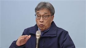 氣候變遷委員會會後記者會　陳駿季出席國家氣候變遷對策委員會22日在總統府舉行第6次委員會議，農業部長陳駿季（圖）晚間出席會後記者會，回應現場媒體提問。中央社記者張皓安攝　115年1月22日