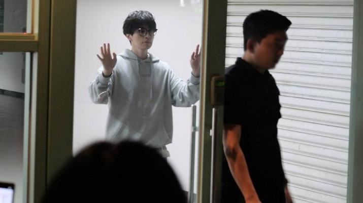 李棟旭上陣6小時仍精神 街頭揪女伴哈菸