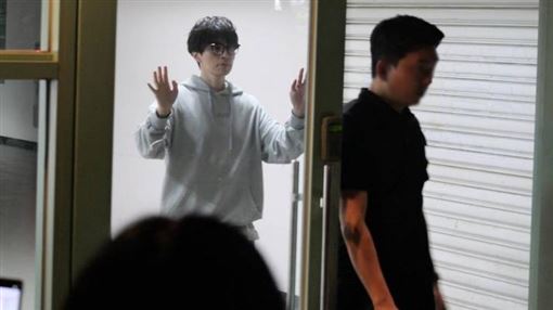 李棟旭上陣6小時仍精神　 街頭揪女伴哈菸