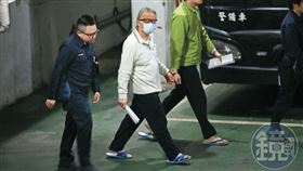 作家王薀（中）被控率領地下宗教團體虐死蔡姓女信眾，爆發精舍殺人案，他涉嫌重大，目前仍收押中。