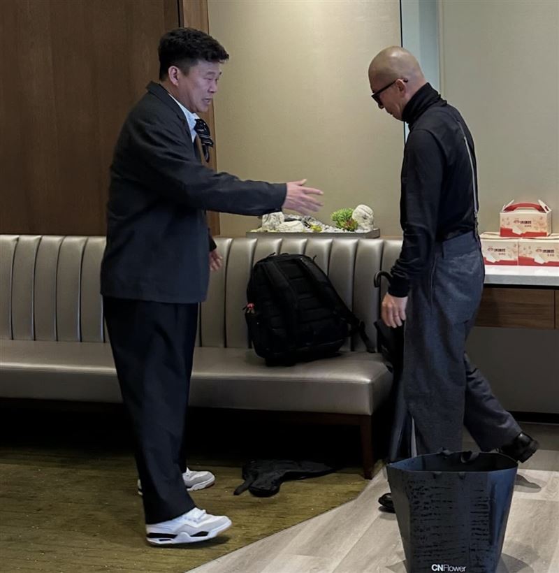 洪祿基來台參加大S雕像揭幕儀式，見到具俊曄兩人相擁痛哭。（圖／翻攝自姜元來IG）