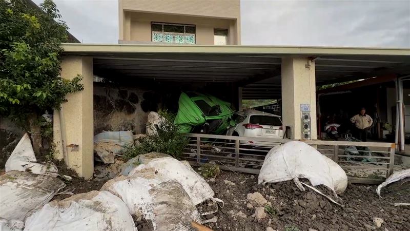 拖板車失控撞進民宅，駕駛明顯死亡。（圖／翻攝畫面）