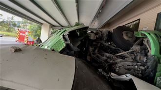 台東市今天（4日）上午6時許發生一起死亡車禍，蘇姓男子（36歲）拖板車行經中興路六段時，整輛車不明原因突然失控翻覆，且衝撞至對向民宅，蘇姓駕駛噴飛車外墜地，警消人員獲報到場救援，發現蘇男已明顯死亡，肇事原因仍待釐清。（圖／翻攝畫面）