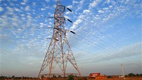 透過布局美國電網營運商、電力設備龍頭與關鍵公用事業企業，精準切入AI資料中心帶動的「電網升級＋穩定電源擴充」雙主軸，兼具成長題材與穩定現金流特性，未來美國電力產業基本面，更長線受惠於AI算力帶動美國「用電與備轉容量需求」與「電價與電費結構」雙成長引擎驅動，股價都將重新定價。（示意圖/ PIXABAY）