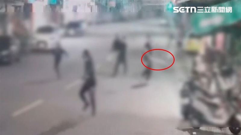 欠4萬…用血償!5煞「殺進家門」畫面曝光