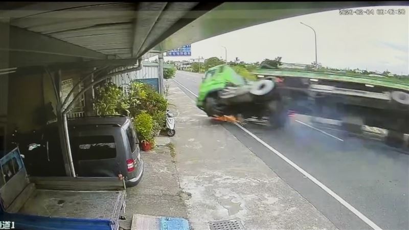 拖板車不明原因突然失控翻覆，衝撞至對向民宅。（圖／翻攝畫面）