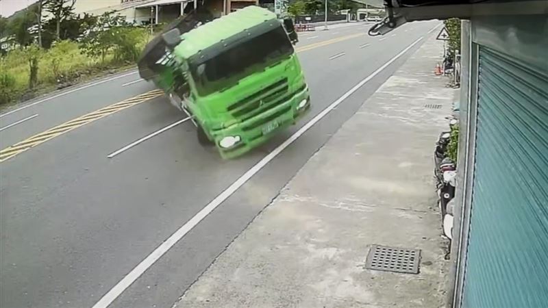 拖板車不明原因突然失控翻覆，衝撞至對向民宅。（圖／翻攝畫面）