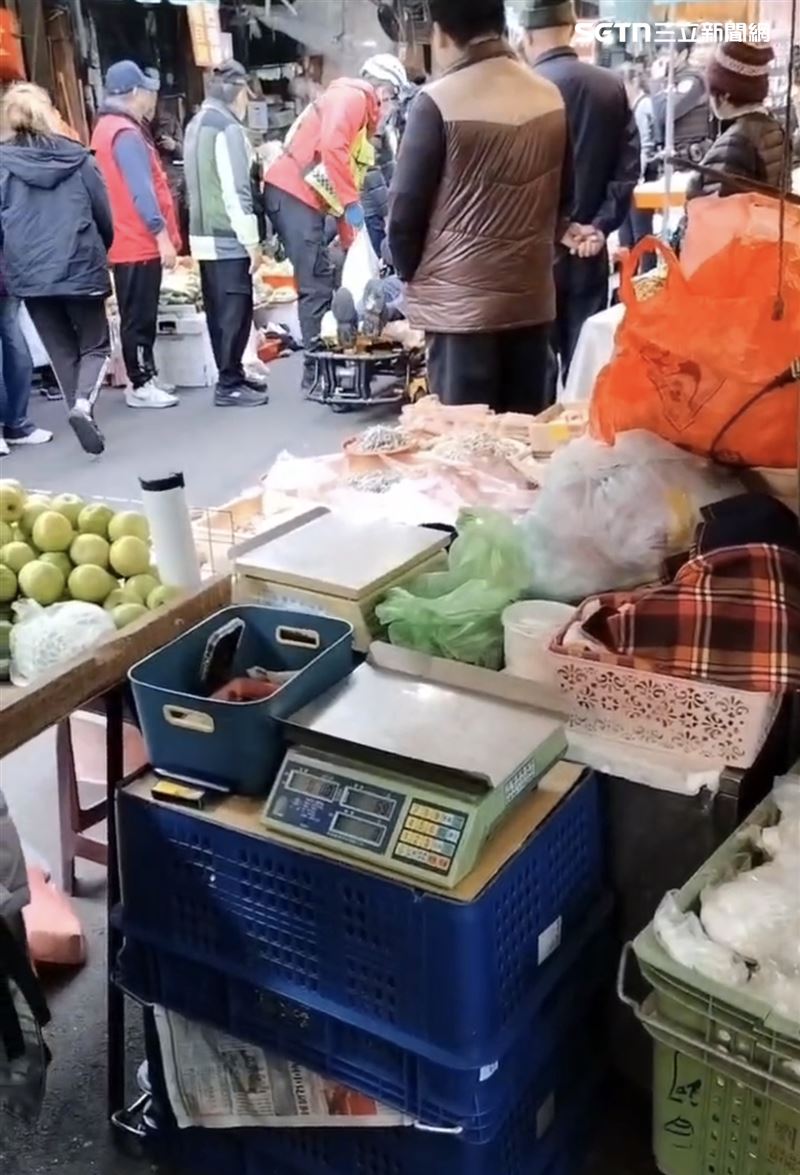 41歲鍾姓男子，不明原因持刀在市場內咆哮揮舞，揚言要「殺死人」。警方獲報趕抵現場時，殺紅眼的鍾男竟不顧喝止，持刀朝一名員警頭部猛砍。（圖／翻攝畫面）