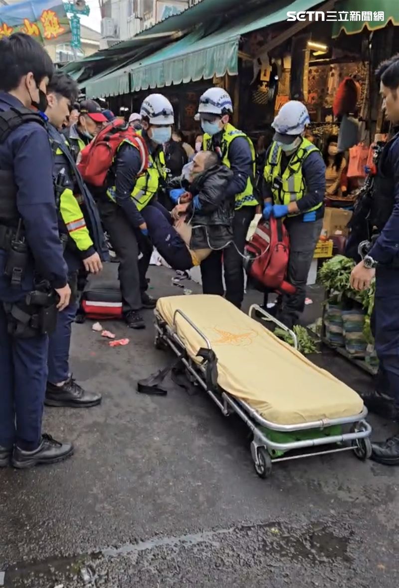 救護車抵達將鍾男抬上擔架時，現場圍觀的民眾非但沒有一絲同情，反而群情激憤地怒罵，甚至質疑為何要救這種「不定時炸彈」。（圖／翻攝畫面）
