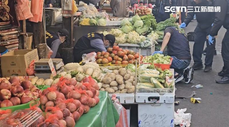 鍾男持刀在博愛街市場內閒晃，眼神兇狠地揚言要殺人，許多逛市場的婆婆媽媽見狀嚇得驚聲尖叫、四處逃竄。(圖/翻攝畫面)