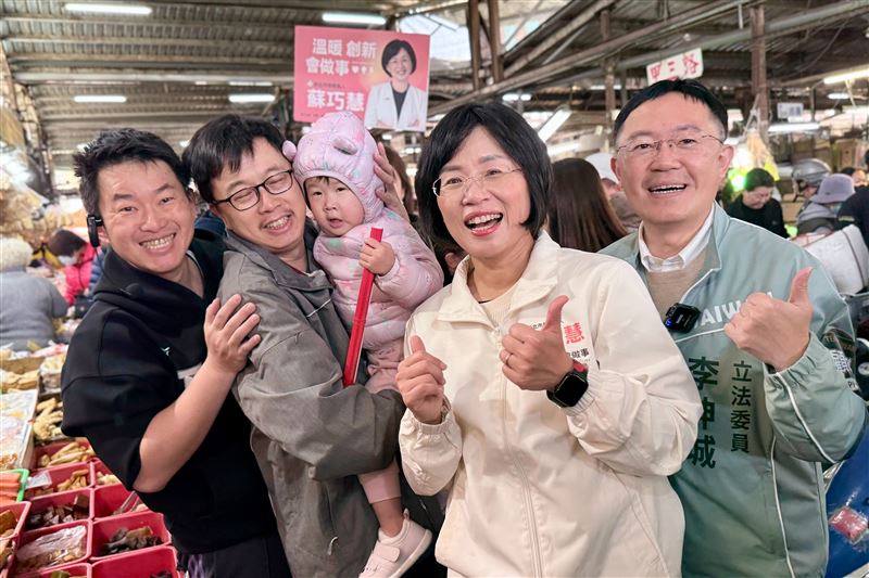 蘇巧慧與陳柏惟、李坤城在三重力行市場掃街（圖／蘇巧慧辦公室提供）