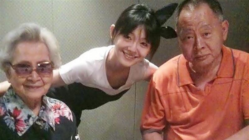 網友翻出大S年輕照，和雕像神韻激似且都戴著蝴蝶結髮帶。（圖／翻攝自大S微博）