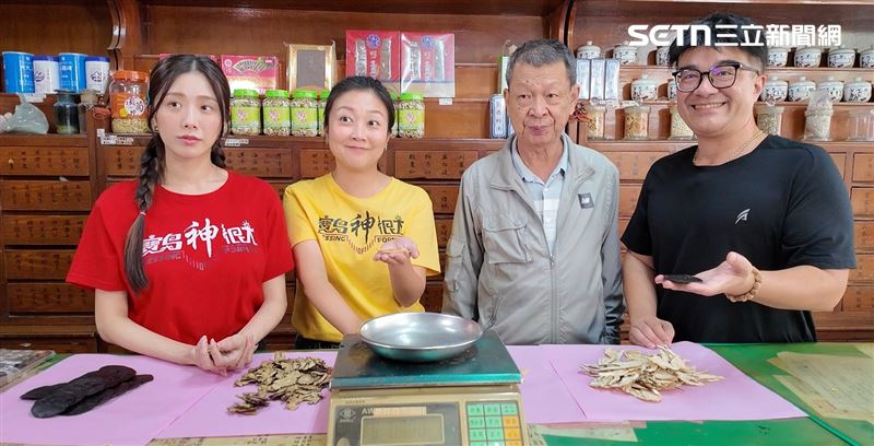 主持人及來賓於中藥行挑戰任務。（圖／寶島神很大提供）