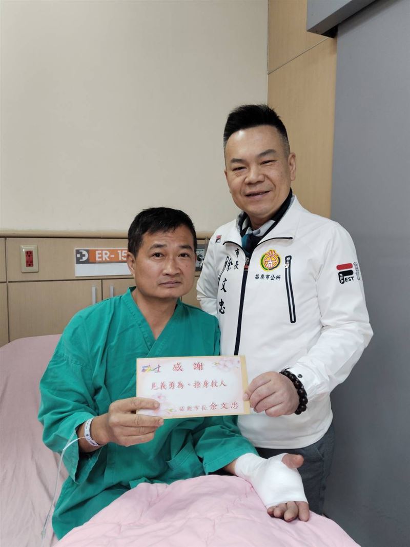 苗栗市長到醫院慰問時認出受傷的英雄是當兵的同梯，十分巧合。(圖／翻攝畫面)