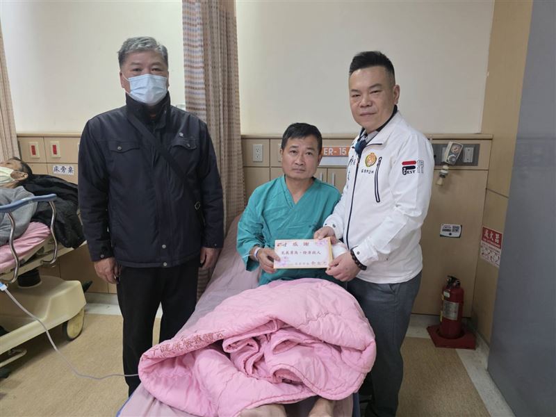 羅姓男子在市場幫忙壓制持刀男子，不料被流彈打傷，苗栗市長到醫院送上慰問金。(圖／翻攝畫面)